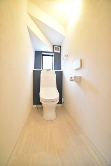 トイレ 快適な暖房便座・温水洗浄機能付き。小窓があり明るく通気性のあるトイレ！
