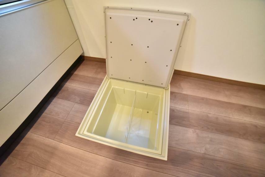 収納 キッチンの場所を取らずに収納スペースを確保できる床下収納付き！
