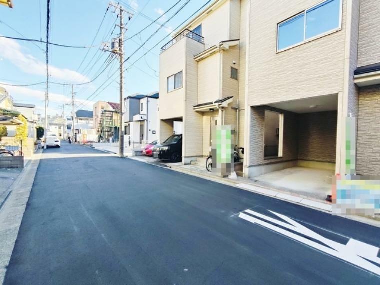 現況写真 駐車が苦手な方にも嬉しい、前面6m道路に面した住まい。