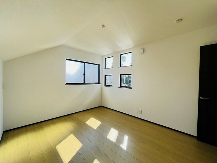 洋室 勾配天井の2階のお部屋。この勾配の角度がお洒落な雰囲気を感じさせてくれます。
