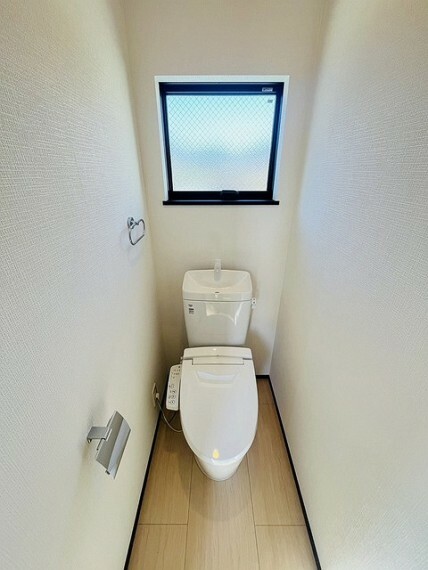 トイレ 1階トイレ。ウォシュレット機能を標準装備。