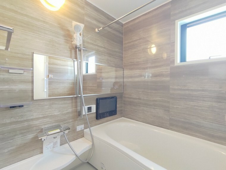 浴室 浴室はゆったり足を伸ばせる1坪サイズ。 浴室暖房＆浴室用テレビ完備であなたのバスタイムをより豊かに！