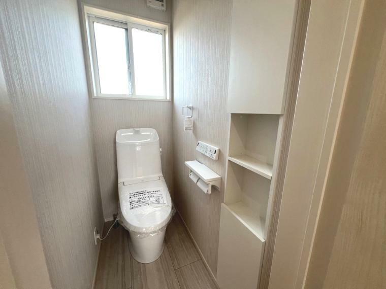 トイレ 久喜市鷲宮（全10区画）J号棟　2階トイレ　フチレス形状やお掃除リフトアップ機能などお手入れのしやすさが特徴。壁設置型のリモコンと2連紙巻き器が備え付けとなっている超節水タイプのシャワートイレです。