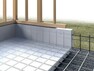 構造・工法・仕様 【鉄筋コンクリートベタ基礎】 ■ベタ基礎は地面全体を基礎で覆うため、建物の荷重を分散して地面に伝えることができ、不動沈下に対する耐久性や耐震性を向上できます。防湿対策にも。床下換気システムも採用。