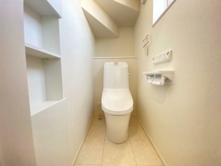トイレ 久喜市鷲宮（全10区画）C号棟　1階トイレ　フチレス形状やお掃除リフトアップ機能などお手入れのしやすさが特徴。壁設置型のリモコンと2連紙巻き器が備え付けとなっている超節水タイプのシャワートイレ。