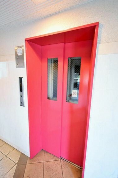 アクセントカラ-がきれいなエレベーター