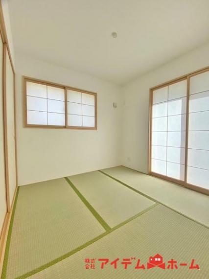 和室 来客の際には、LDKと和室の間の扉を開けることで、開放感あふれる空間に！どちらの居室にも大きな窓がある為、リビング全体が明るい陽光に包まれます。