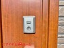 防犯設備 差し込むことなく、かざすだけで解錠・施錠ができる電子キーの玄関ドア。