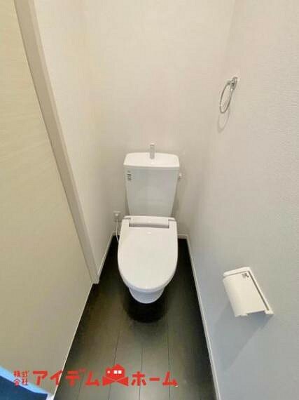 トイレ 節水型でエコなトイレには、今では当たり前のウォシュレット付き。便座を温める機能もついていて、居心地良くてトイレから出られなくなるかも！