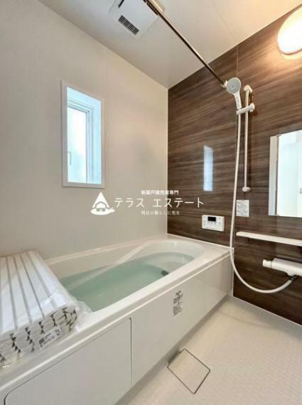 浴室 広々1坪タイプの浴槽で一日の疲れも癒されます。入浴剤やバスオイルを入れて普段より贅沢な時間を過ごしませんか？