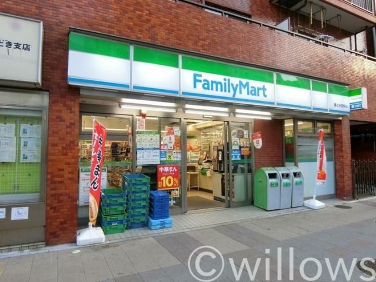 コンビニ ファミリーマート勝どき駅前店 徒歩3分。