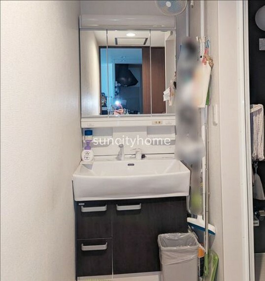 洗面化粧台 収納力と機能性に優れた三面鏡洗面化粧台です。鏡の裏は収納スペースになっていますので、すっきり清潔に保てます。
