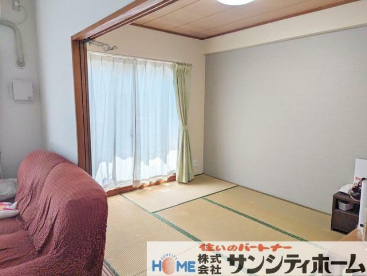 リビングに隣接する寛ぎの和室は、子どもを寝かしつけたりゲストを招く際などにも便利です