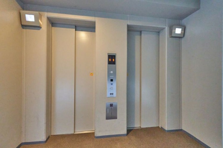 現況写真 エレベーターが2基ある為、毎朝の通勤ラッシュ時にも便利です。