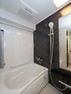 浴室 清潔感のあるホワイトカラーをベースに、一面をブラウン系にすることで空間を広く開放的に見せる効果があります。また、少し淡い●●●系にすることで柔らかくて明るい雰囲気を演出してくれます。