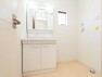 同仕様写真（内観） ＼同仕様写真/収納たっぷりのキャビネットは、使いやすく清潔感のある洗面室に！
