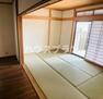 和室 落ち着きのある和室は、和風のインテリアや畳の床が特徴で、 日本の伝統的な雰囲気を感じさせる心地よい空間です。