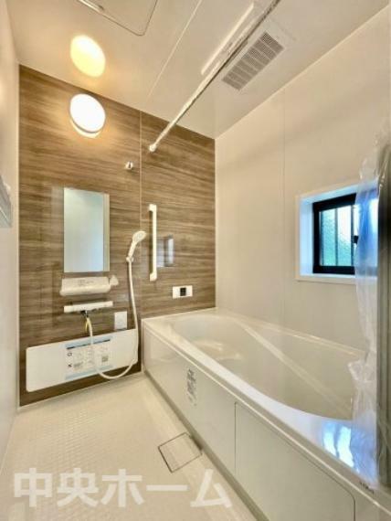 浴室 【バスルーム】1坪タイプゆとりサイズの暖房換気乾燥機付きシステムバスルーム。暖房・冷風・換気・乾燥など、毎日を快適に過ごせるうれしい機能が揃っています。雨の日の洗濯物も安心です。