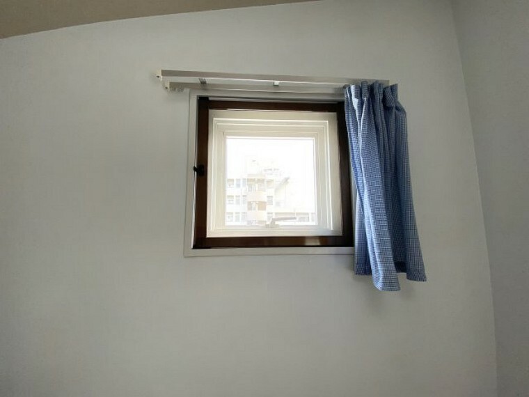 上階洋室5.0帖です。勾配天井となっており、天井高がございます。小窓から陽が差し込みます。