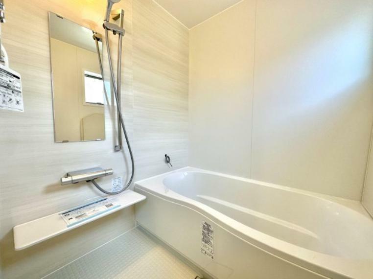 浴室 アクセントパネルがおしゃれな浴室。換気乾燥暖房機付きで、雨の日には浴室内干しも可能