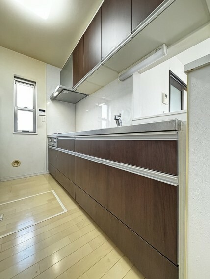 キッチン ■引出し・吊戸棚収納完備でしっかり片付くシステムキッチン