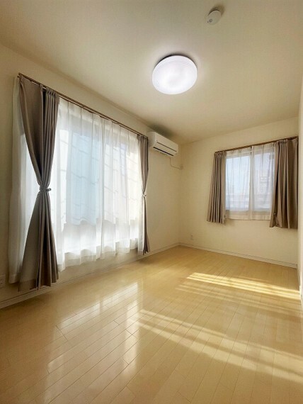 ■3階の洋室は2面窓で採光・通風良好