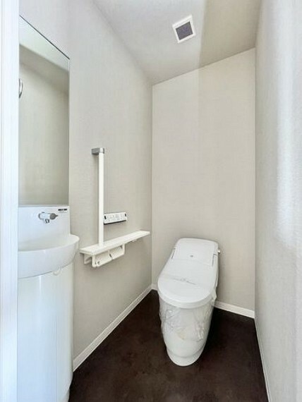 トイレ 白を基調とした清潔感のあるトイレ！
