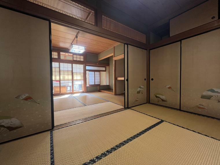 和室 2部屋続きの和室は仕切り扉を開放して大空間としても使えます