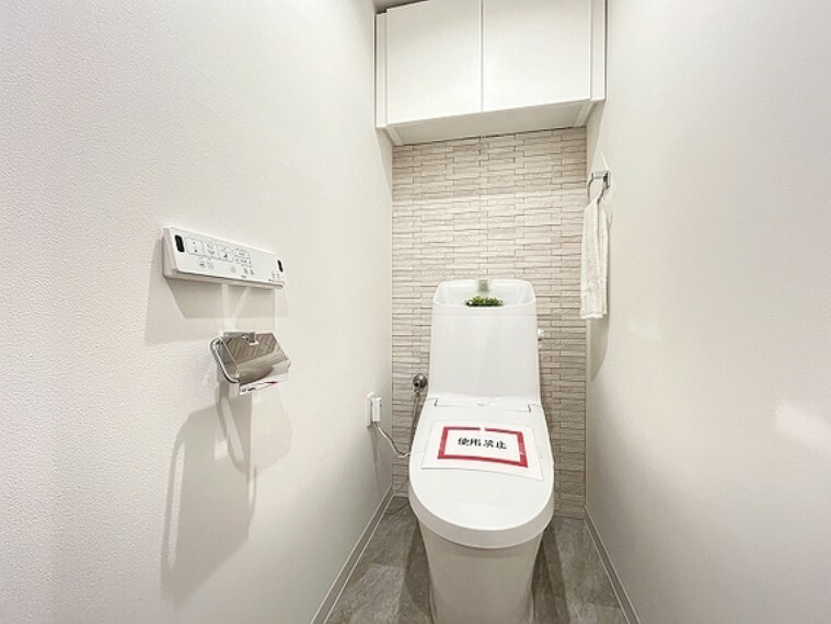 トイレ 新規に交換されたウォシュレット付きのトイレ。清潔な空間が保たれております。