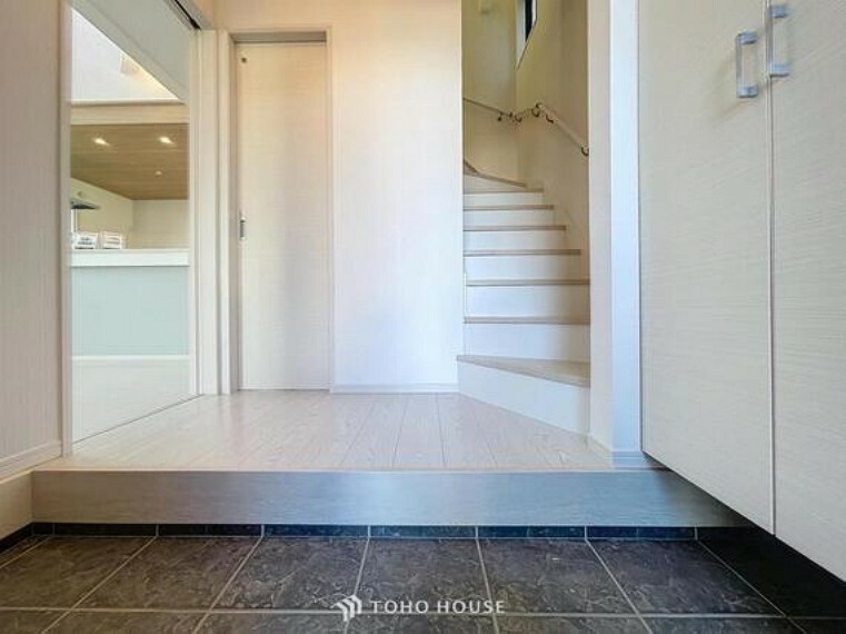 玄関 「清潔感のある玄関」シューズBOXは、上部までしっかりと収納ができるので、いつでも気持ちが良い玄関スペースに。帰りたくなる家をテーマに設計した、自慢の玄関です。