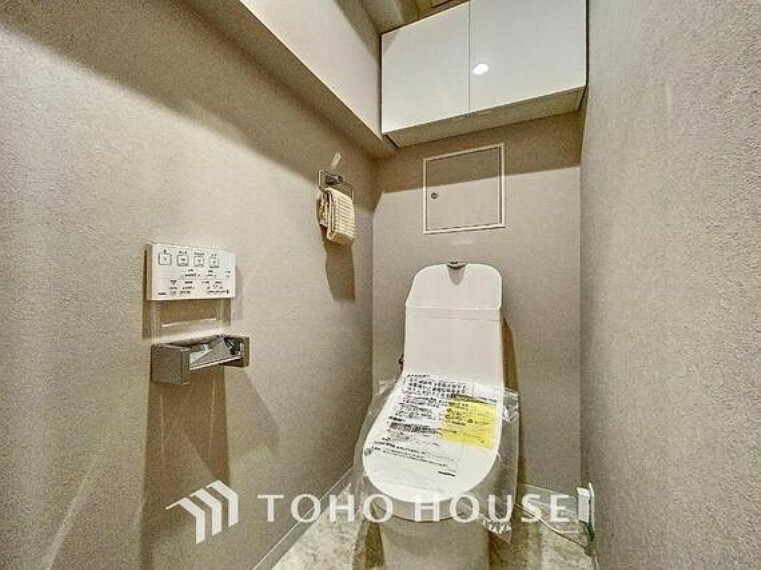 トイレ 「リフォーム済・温水洗浄便座付きトイレ」収納スペースが設けられたトイレは、清潔感のあるホワイトで統一しました。いつも清潔な空間であって頂けるよう配慮された造りです。