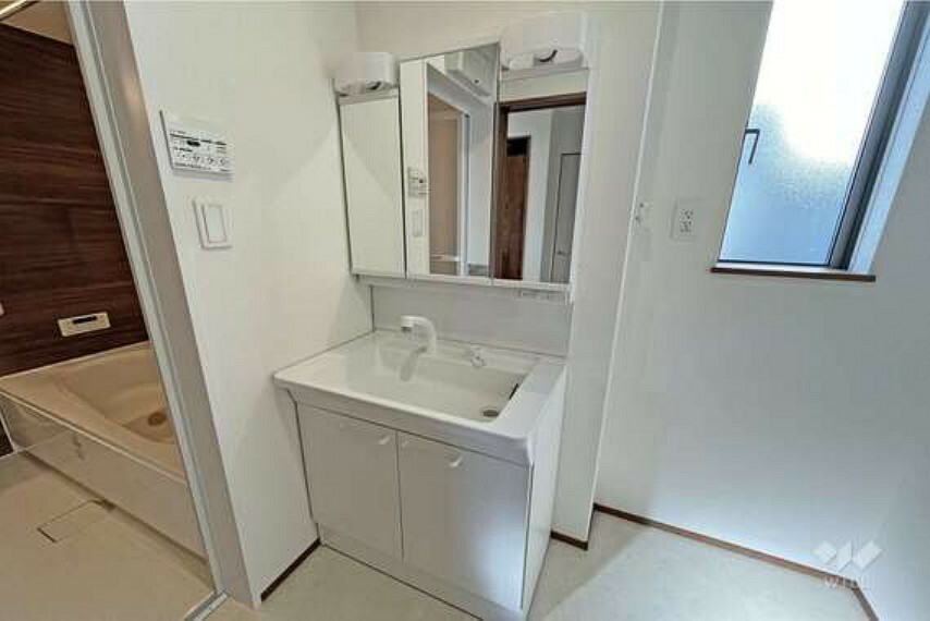 脱衣場 洗面室。3面鏡なので収納力があり便利にお使い頂けます。［2023年11月26日撮影］