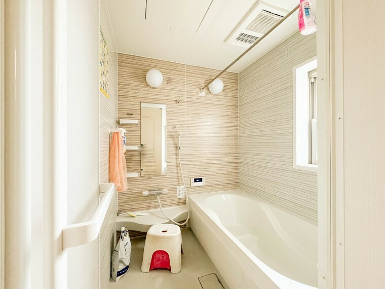 ■浴室乾燥暖房機能付き。窓換気と採光も嬉しい1坪サイズのゆったりバスルーム
