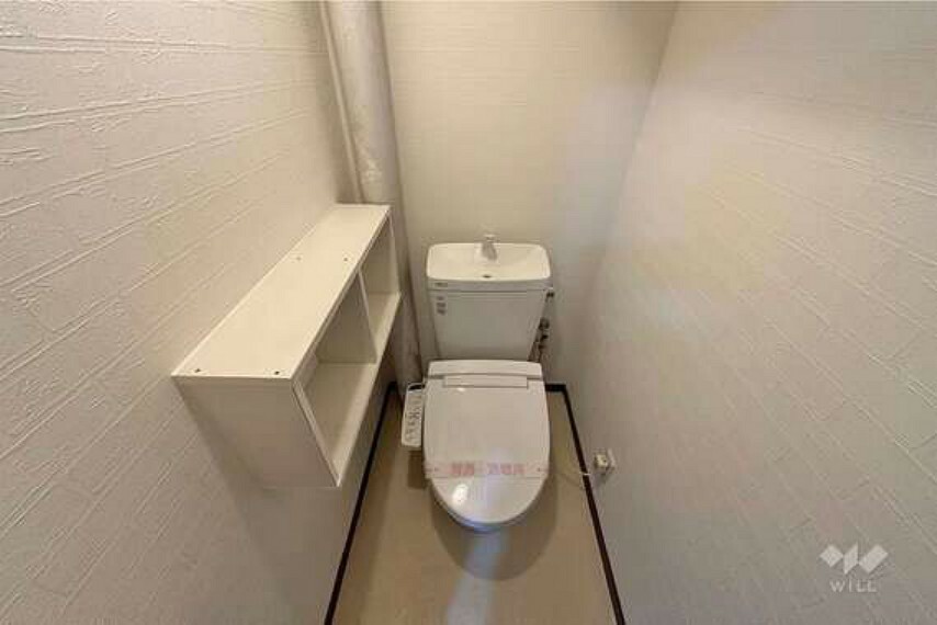 トイレ トイレです。小棚がございますので、トイレットペーパーの備品等の収納も可能です。