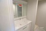 脱衣場 洗面室。鏡の横・裏の収納が豊富です。コンセントがあり、身支度にも便利です。