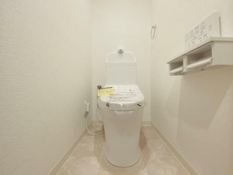 【トイレ】<BR/>毎日使う空間と機能だから、いつまでも清潔なスペースであってほしいのがトイレです。掃除がしやすく、また落ち着ける空間として居心地のよい大切な場所です。