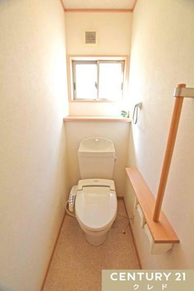 トイレは1階、2階の各階に設置。<BR/>来客時にも気兼ねなくご使用いただけます。<BR/>温水洗浄便座・2連のペーパーホルダー・手すりを備えています。