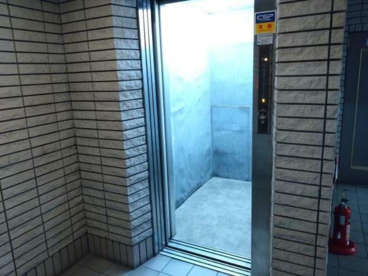 エントランスホール エレベーターございます！