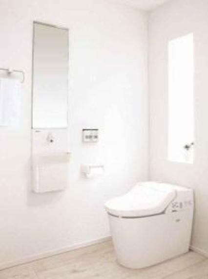 同仕様写真（内観） 【トイレイメージ画像】はっ水性に優れた新素材で、汚れの原因「水アカ」をはじき、汚れてもカンタンに落とすことが可能なお手入れしやすい機能のあるタンクレストイレです。
