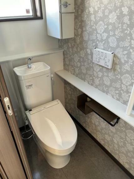 トイレ2か所設置■シンプルで無駄のないデザインでお掃除しやすさGOOD！　キレイがずっと続くトイレです。