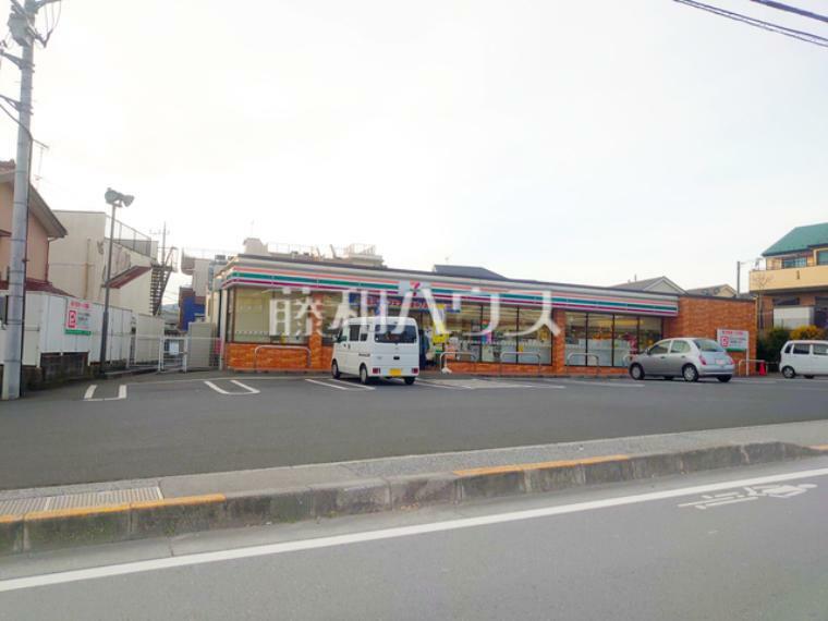 コンビニ セブンイレブン八王子京王片倉店 住宅街のコンビニは買い物だけでなくセーフティーステーションとしての役目もあり、生活する上で安心をもたらしてくれます。　