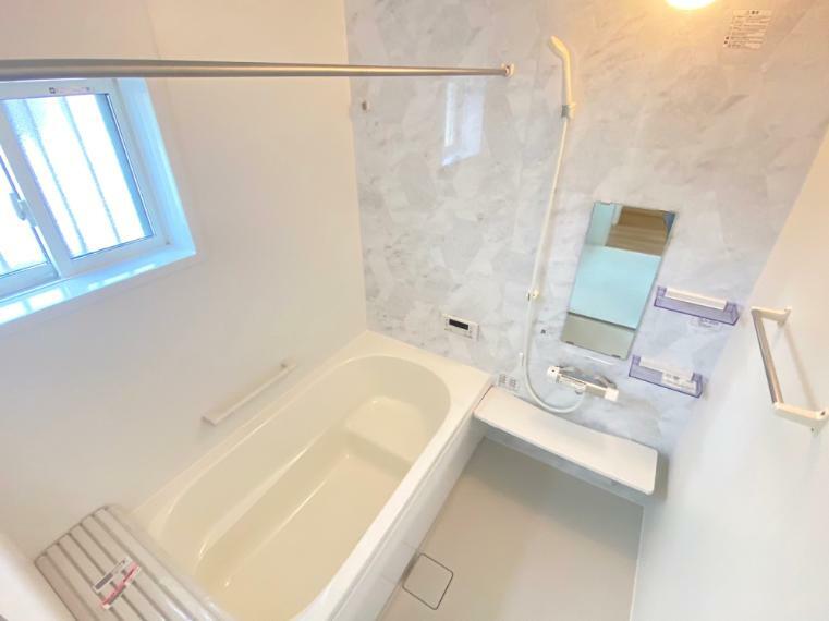 浴室 久喜市鷲宮（全4区画）4号棟　バスルーム　高断熱浴槽ですので光熱費が節約できる高機能な浴槽です。高効率ガス給湯器「エコジョーズ」搭載！