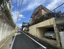 現況写真 緑が残る住環境～すぐ近くには公園があります。周辺は住宅が建ち並ぶ閑静な住宅街です。