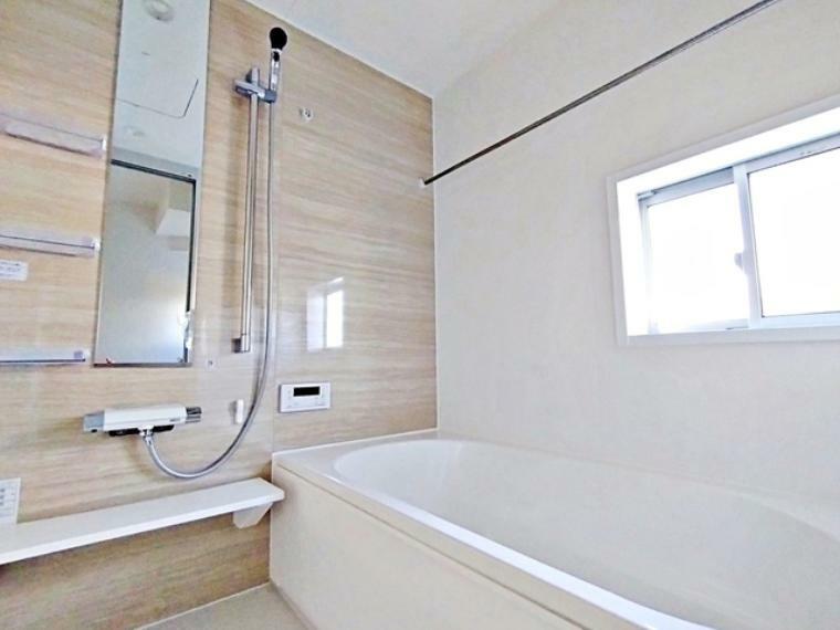 浴室 ゆったりと入れる1坪タイプのお風呂が魅力！便利な追い炊き機能付きです！