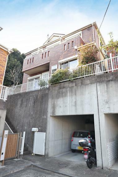 清水ヶ丘公園隣接の緑豊かな住宅地に佇む2001年9月築　大型地下車庫付きの木造2階建ての一戸建。