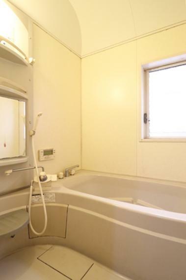 湿気のこもりやすい浴室ですが窓が付いているため換気もしやすく、カビの発生を抑えやすくします。