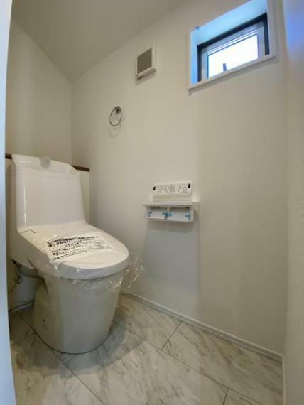 ■2階のトイレ、いつでも衛生的なウォシュレット付き