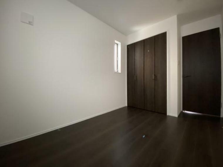 ■1階の納戸（洋室仕様）4.5帖、全室収納付き＆全室2面採光です。