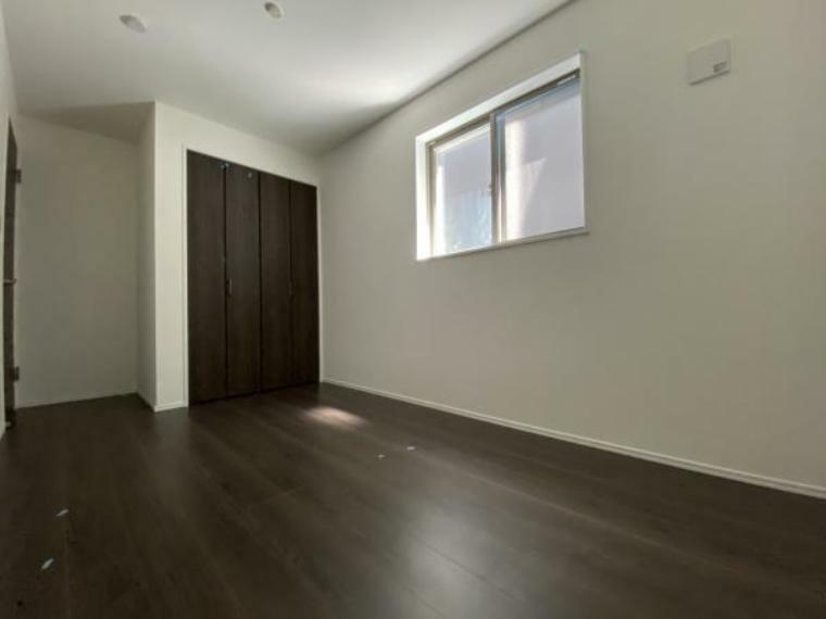 ■1階の納戸（洋室仕様）5.5帖、全室収納付き＆全室2面採光です。