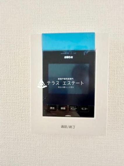 大画面のカラーモニターで訪問者の顔をハッキリと見ることができます。 録画機能・室内呼出の機能が搭載されたモニタ-付インターホンです。